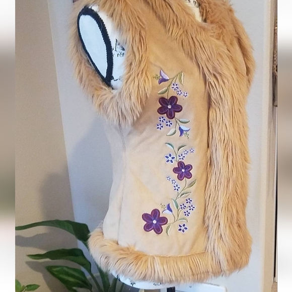 VINTAGE FUR LINED, FLOWER EMBROIDERED VEST🌼 EU CONDITION - Picture 1 of 16